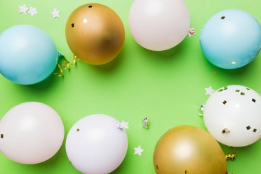 Pastel renkli arka plan üzerine düz bir parti dekorasyonu konsepti. Aşk konsepti. Tatil kutlaması. Sevgililer Günü ya da doğum günü partisi dekorasyonu.