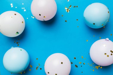 Pastel renkli arka plan üzerine düz bir parti dekorasyonu konsepti. Aşk konsepti. Tatil kutlaması. Sevgililer Günü ya da doğum günü partisi dekorasyonu.