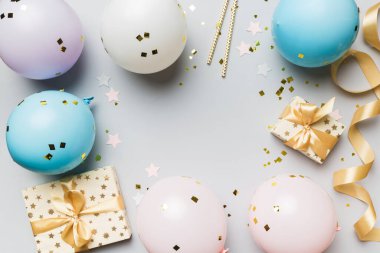 Pastel renkli arka plan üzerine düz bir parti dekorasyonu konsepti. Aşk konsepti. Tatil kutlaması. Sevgililer Günü ya da doğum günü partisi dekorasyonu.