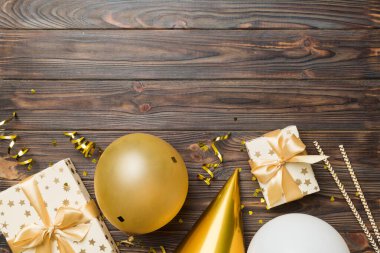 Renkli balon, hediye ve konfeti ile tatil geçmişi. Düz yatış stili. Kopya alanı olan doğum günü veya parti tebrik kartı.