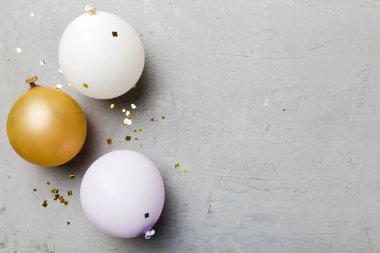 Arka planda yuvarlak balonlar ve konfetilerden oluşan çok renkli balonlar var. Doğum günü partisi geçmişi.