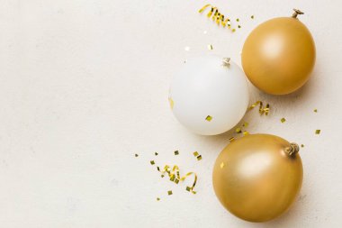 Arka planda yuvarlak balonlar ve konfetilerden oluşan çok renkli balonlar var. Doğum günü partisi geçmişi.