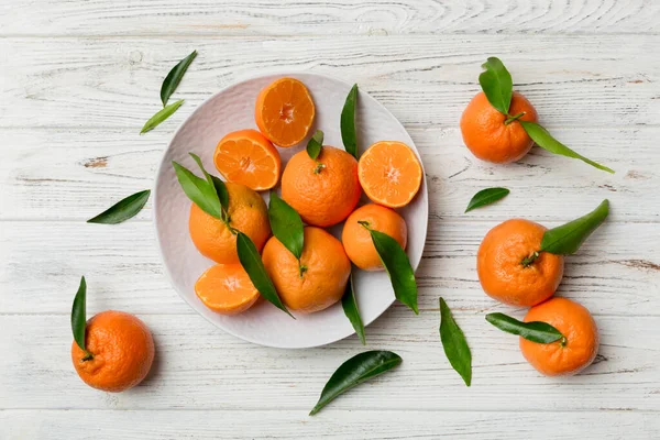 Frisch Geschnittene Clementinen Und Ganze Mandarinen Auf Rundem Teller Auf — Stockfoto