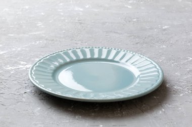 Çimento arka planındaki boş gri plakanın perspektif görüntüsü. Tasarımın için boş boşluk.