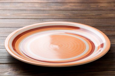 Çimento arka planındaki boş turuncu plakanın perspektif görüntüsü. Tasarımın için boş boşluk.