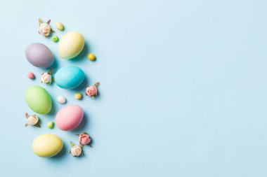 Bayram hazırlığı. Renkli arka planda Paskalya yumurtaları. Pastel renginde Paskalya yumurtası. Kopyalama alanı olan tatil kavramı.