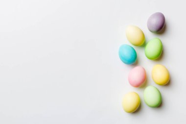 Bayram hazırlığı. Renkli arka planda Paskalya yumurtaları. Pastel renginde Paskalya yumurtası. Kopyalama alanı olan tatil kavramı.