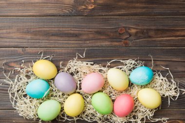 Bayram hazırlığı. Renkli arka planda Paskalya yumurtaları. Pastel renginde Paskalya yumurtası. Kopyalama alanı olan tatil kavramı.