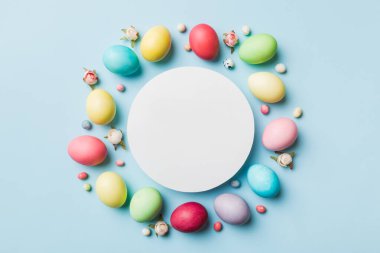 Yuvarlak çerçeveli çok renkli Paskalya yumurtaları. Kahverengi arka plan, yakın plan, metin için boşluk, tasarım için boşluk, seçici odak, renkli resim..
