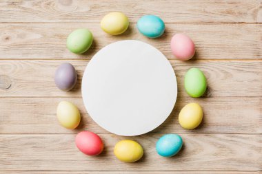 Yuvarlak çerçeveli çok renkli Paskalya yumurtaları. Kahverengi arka plan, yakın plan, metin için boşluk, tasarım için boşluk, seçici odak, renkli resim..