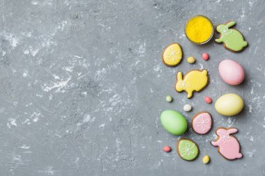 bayram hazırlığı renkli arka planda kurabiyeli çok renkli Paskalya yumurtaları. Pastel renginde Paskalya yumurtası. Kopyalama alanı olan tatil kavramı.