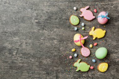 bayram hazırlığı renkli arka planda kurabiyeli çok renkli Paskalya yumurtaları. Pastel renginde Paskalya yumurtası. Kopyalama alanı olan tatil kavramı.