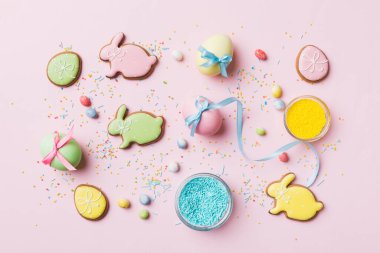 bayram hazırlığı renkli arka planda kurabiyeli çok renkli Paskalya yumurtaları. Pastel renginde Paskalya yumurtası. Kopyalama alanı olan tatil kavramı.