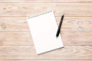 Beyaz arkaplanlı boş bir defter. Okula ve eğitim konseptine dönüş.
