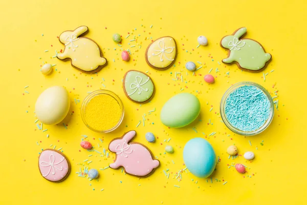 Preparación Vacaciones Multi Colores Huevos Pascua Con Galletas Sobre Fondo — Foto de Stock