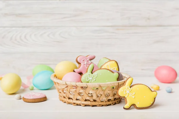 Bunte Osterkekse Korb Mit Bunten Ostereiern Auf Farbigem Hintergrund Pastellfarbene — Stockfoto
