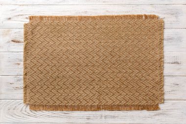 Ahşap zemindeki yiyecek için kahverengi masa örtüsünün üst görüntüsü. Tasarımın için boş boşluk.