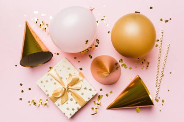 Renkli balon, hediye ve konfeti ile tatil geçmişi. Düz yatış stili. Kopya alanı olan doğum günü veya parti tebrik kartı.