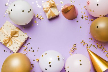 Pastel renkli arka plan üzerine düz bir parti dekorasyonu konsepti. Aşk konsepti. Tatil kutlaması. Sevgililer Günü ya da doğum günü partisi dekorasyonu.