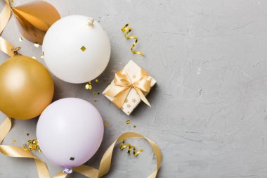 Renkli balon, hediye ve konfeti ile tatil geçmişi. Düz yatış stili. Kopya alanı olan doğum günü veya parti tebrik kartı.