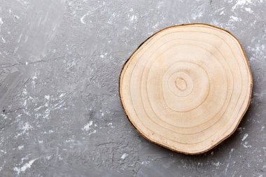 Çimento arka planında ahşap servis tepsisinin üst görüntüsü. Tasarımın için boş boşluk.
