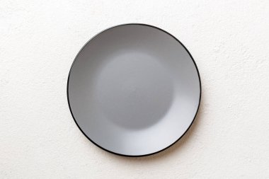 Ahşap zemin üzerinde boş ışık plakası üst görünümü. Tasarımın için boş boşluk.