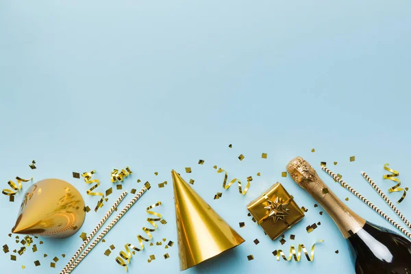 Platte Lay Compositie Van Champagne Fles Cadeau Doos Linten Confetti — Stockfoto