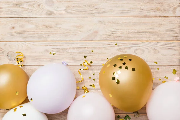 Arka planda yuvarlak balonlar ve konfetilerden oluşan çok renkli balonlar var. Doğum günü partisi geçmişi.