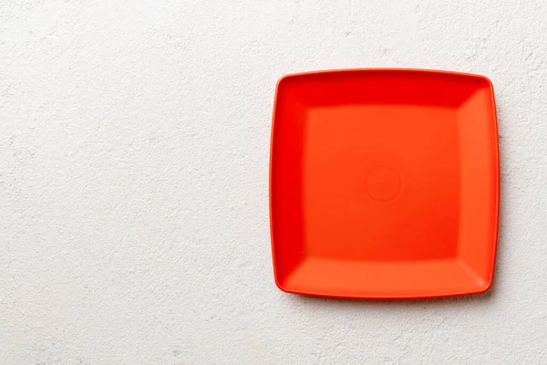 Çimento arka planındaki boş kare plakanın üst görünümü. Tasarımın için boş boşluk.