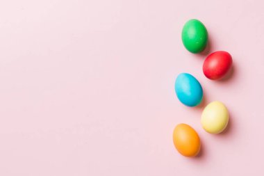 Bayram hazırlığı. Renkli arka planda Paskalya yumurtaları. Pastel renginde Paskalya yumurtası. Kopyalama alanı olan tatil kavramı.