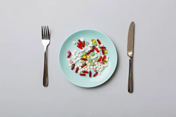 Wiele Różnych Pigułek Odchudzających Suplementów Jako Żywność Okrągłym Talerzu Tabletki — Zdjęcie stockowe