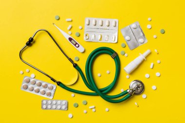 Tıbbi geçmişi var. Masada steteskoplu bir sürü ilaç ya da hap var. Kapatın. Sağlık hizmetleri eczanesi ve tıp konsepti.