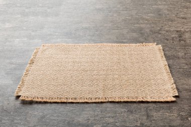 Çimento arka planında yiyecek için kahverengi masa örtüsü manzarası. Tasarımın için boş boşluk.