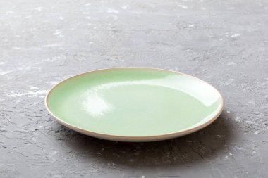 Beton zemin üzerinde boş mavi plakanın perspektif görünümü. Tasarımın için boş boşluk.