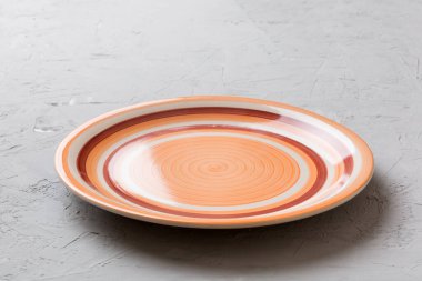 Çimento arka planındaki boş turuncu plakanın perspektif görüntüsü. Tasarımın için boş boşluk.