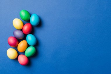 Bayram hazırlığı. Renkli arka planda Paskalya yumurtaları. Pastel renginde Paskalya yumurtası. Kopyalama alanı olan tatil kavramı.