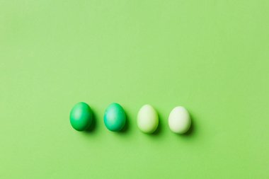 Bayram hazırlığı. Renkli arka planda Paskalya yumurtaları. Pastel renginde Paskalya yumurtası. Kopyalama alanı olan tatil kavramı.