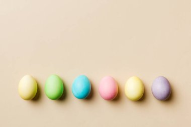 Bayram hazırlığı. Renkli arka planda Paskalya yumurtaları. Pastel renginde Paskalya yumurtası. Kopyalama alanı olan tatil kavramı.