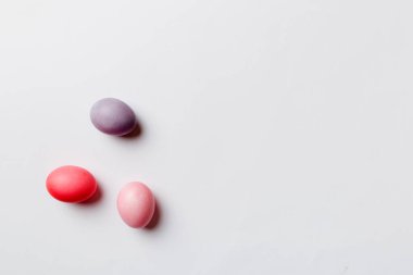 Bayram hazırlığı. Renkli arka planda Paskalya yumurtaları. Pastel renginde Paskalya yumurtası. Kopyalama alanı olan tatil kavramı.