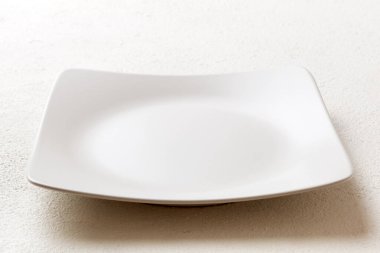 Beton zemin üzerinde boş kare plakanın perspektif görünümü. Tasarımın için boş boşluk.