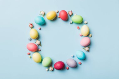 Renkli arka planda çok renkli Paskalya yumurtaları. Pastel rengi Paskalya yumurtaları tatil konsepti ve sizin için boş alan tasarımı..