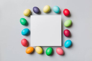 Yuvarlak çerçeveli çok renkli Paskalya yumurtaları. Kahverengi arka plan, yakın plan, metin için boşluk, tasarım için boşluk, seçici odak, renkli resim..