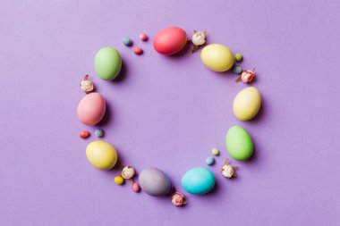 Renkli arka planda çok renkli Paskalya yumurtaları. Pastel rengi Paskalya yumurtaları tatil konsepti ve sizin için boş alan tasarımı..