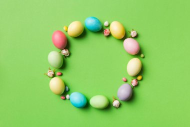 Renkli arka planda çok renkli Paskalya yumurtaları. Pastel rengi Paskalya yumurtaları tatil konsepti ve sizin için boş alan tasarımı..