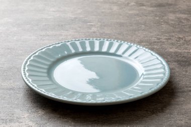 Çimento arka planındaki boş gri plakanın perspektif görüntüsü. Tasarımın için boş boşluk.