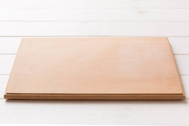 Çimento arka planında tahta kesme tahtası manzarası. Tasarımın için boş boşluk.