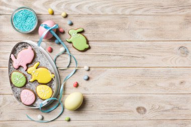 Renkli paskalya kurabiyeleri sepette renkli arka planda çok renkli Paskalya yumurtaları. Pastel renginde Paskalya yumurtası. Kopyalama alanı olan tatil kavramı.