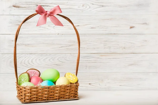 Bunte Osterkekse Korb Mit Bunten Ostereiern Auf Farbigem Hintergrund Pastellfarbene — Stockfoto