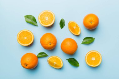 Renkli arka planda taze portakal dilimlerinin meyve deseni. Üst Manzara. Uzayı kopyala yaratıcı yaz konsepti. Minimum düzlükteki turunçgillerin yarısı.