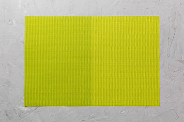 Çimento arka planındaki yiyecek için yeşil masa örtüsünün üst görüntüsü. Tasarımın için boş boşluk.